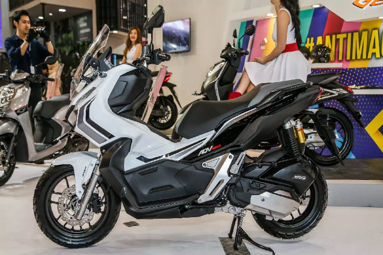 Honda ADV 150 được trang bị hai cặp phuộc trước sau được cung cấp bởi thương hiệu Showa. Phanh đĩa Nissin 2 piston cho bánh trước (có ABS cho phiên bản cao cấp) và 2 piston cho bánh sau. Bên cạnh bình nhiên liệu có dung tích khoảng 8.0 lít.