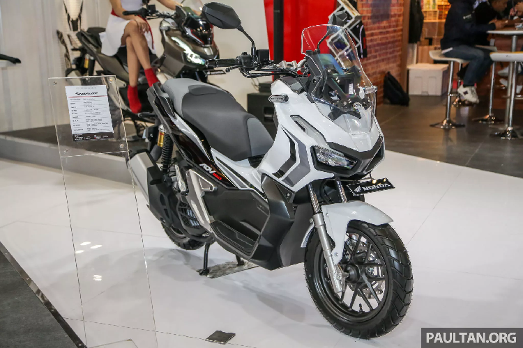 Để so sánh về giá bán, tại Indonesia mẫu xe ga Honda ADV 150 2019 đắt hơn so với các mẫu 150 anh em của nó bao gồm: Honda Vario (từ 39 triệu đồng) hay Honda PCX ABS (53 triệu đồng), và thấp hơn PCX Hybrid (70,5 triệu đồng).