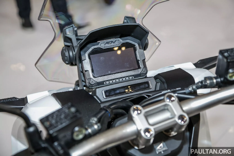 Màn hình LCD và ghi đông trần rất dễ tùy chỉnh như gắn pass để điện thoại, hay vô cùm ga, tay thắng đồ chơi,...