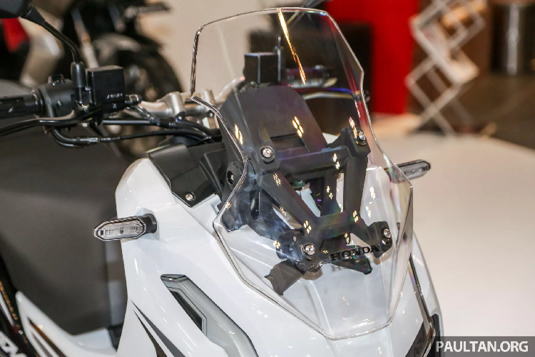 Động cơ có tích hợp hệ thống tắt động cơ tạm thời Idling Stop và sử dụng hộp số tự động vô cấp. Khả năng cao, động cơ này chia sẻ chung với Vario 150 hay PCX 150.