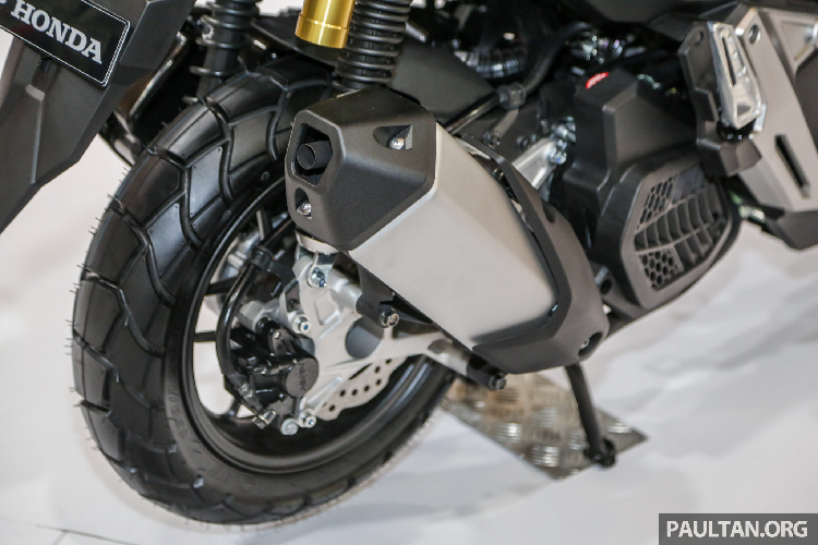 Ra mắt tại Triển lãm ôtô quốc tế Gaikindo Indonesia năm nay, Honda ADV 150 chắc chắn được lấy cảm hứng thiết kế rất nhiều từ đàn anh X-ADV, khi nó chia sẻ phong cách của X-ADV như cụm đèn pha đôi ở phía trước hay kính chắn gió có thể điều chỉnh.