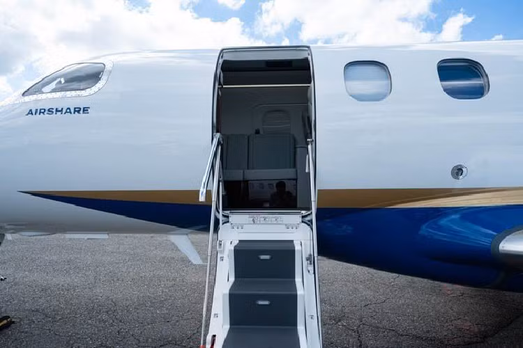 Ngay lối vào cầu thang máy bay là hai chiếc ghế dài