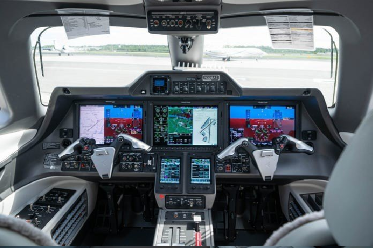 Buồng lái với màn hình cảm ứng hiện đại