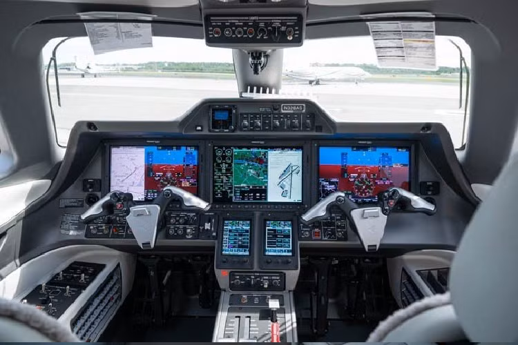 Buồng lái với màn hình cảm ứng hiện đại