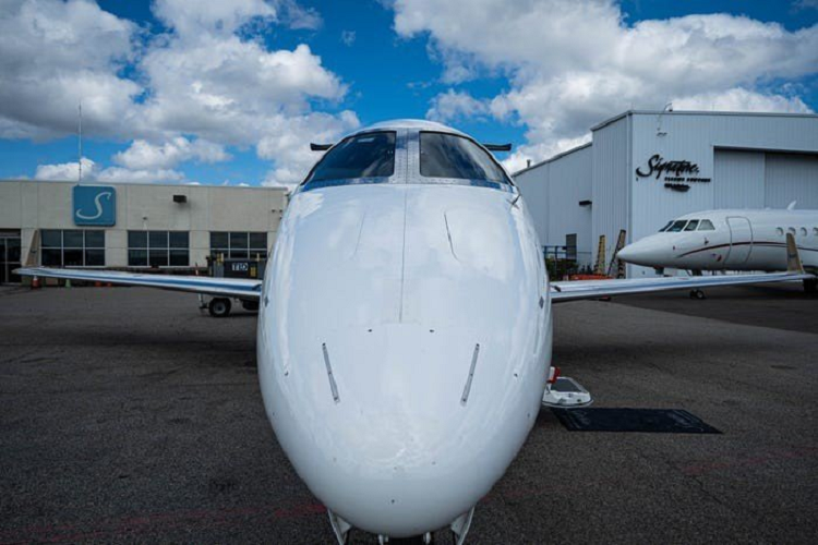 Máy bay cỡ nhỏ Phenom 300 là phiên bản kéo dài của Embraer's Phenom 100. Phenom 300 có thể chở 8 hành khách, trong khi Phenom 100 chỉ chở được 5 hành khách