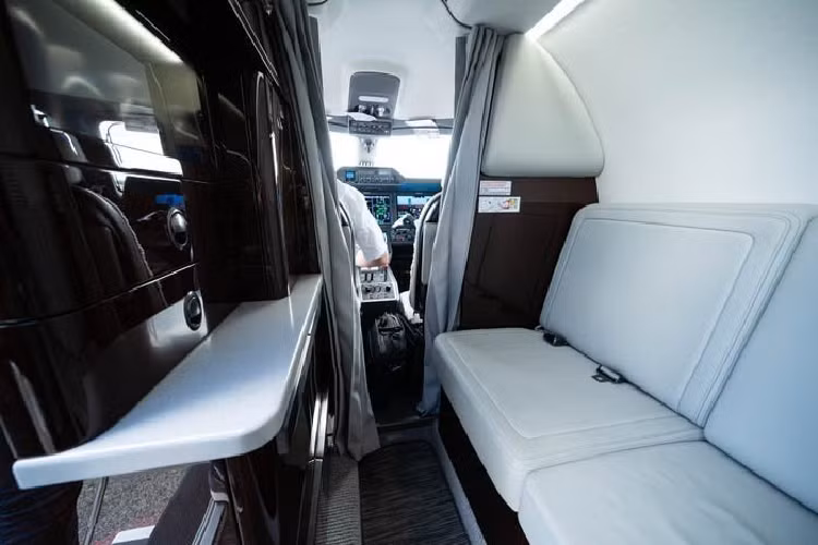 Rẽ trái, hành khách sẽ thấy máy làm lạnh đồ uống và quẩy bar (giống như một bếp nhỏ) và buồng lái