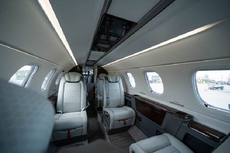 Trong cabin cũng có cửa lớn, cho phép lấy ánh sáng tối đa