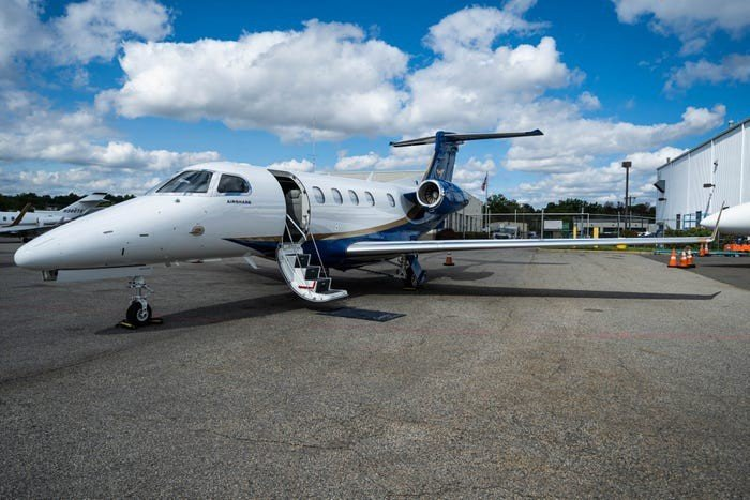 Phenom 300 có sải cánh dài hơn 16m và đạt tốc bộ bay tới 796,6 km/h