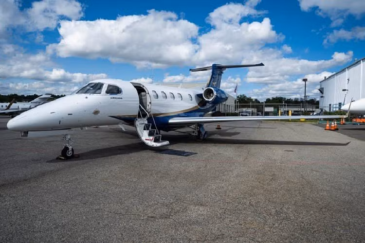 Phenom 300 có sải cánh dài hơn 16m và đạt tốc bộ bay tới 796,6 km/h