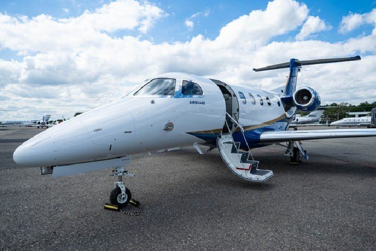 Giá Embraer Phenom 300 được niêm yết ở mức 10 triệu USD (tương đương khoảng 232 tỷ đồng). Nguồn ảnh: David Slotnick