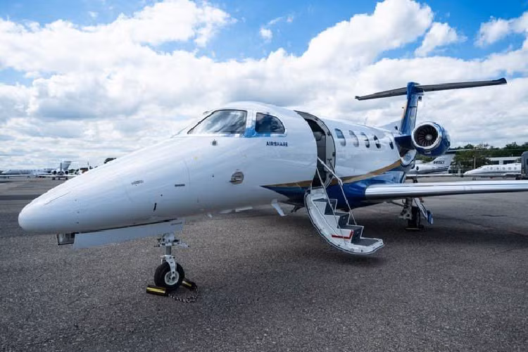 Giá Embraer Phenom 300 được niêm yết ở mức 10 triệu USD (tương đương khoảng 232 tỷ đồng). Nguồn ảnh: David Slotnick