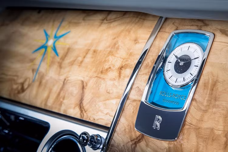 Một số đặc điểm khác đáng chú ý trong ca-bin xe như vật liệu gỗ Ash Burr, đồng hồ bespoke và biểu tượng chòm sao Suhail.