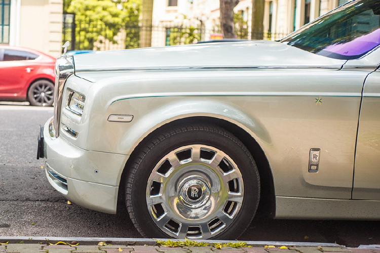 Vành xe kích thước 21 inch được thiết kế khác biệt, đi kèm bộ lốp 255/50. 