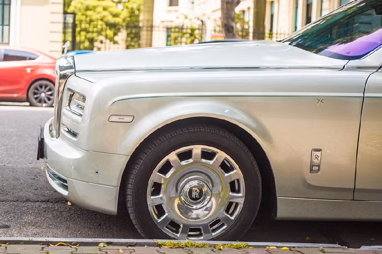 Vành xe kích thước 21 inch được thiết kế khác biệt, đi kèm bộ lốp 255/50. 