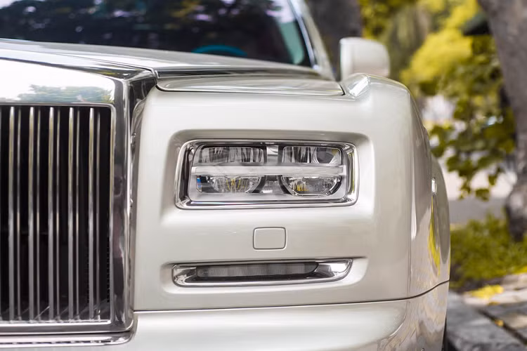 Về sức mạnh, Rolls-Royce Phantom Hadar tại Việt Nam vẫn sử dụng động cơ V12, dung tích 6.75L tương tự Phantom Series II tiêu chuẩn. Động cơ này sản sinh công suất 453 mã lực tại 5.350 vòng/phút và mô-men xoắn cực đại 720 Nm tại 3.500 vòng/phút. Xe có thể tăng tốc 0-100 km/h trong 6,1 giây trước khi đạt tốc độ tối đa 240 km/h. 