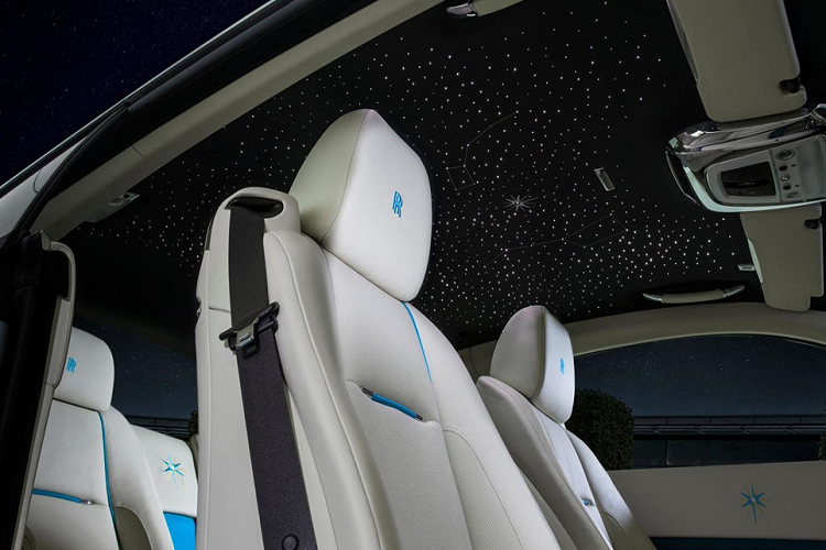 Bên trong xe, nội thất được hoàn thiện theo tone ngoại thất với chất liệu da màu kem Creme Light kết hợp xanh Turchese Blue. Trên trần xe có biểu tượng của chòm sao Suhail.