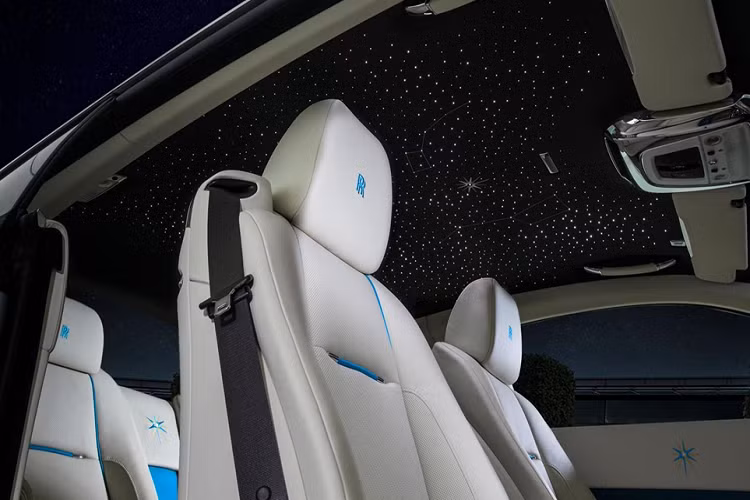 Bên trong xe, nội thất được hoàn thiện theo tone ngoại thất với chất liệu da màu kem Creme Light kết hợp xanh Turchese Blue. Trên trần xe có biểu tượng của chòm sao Suhail.