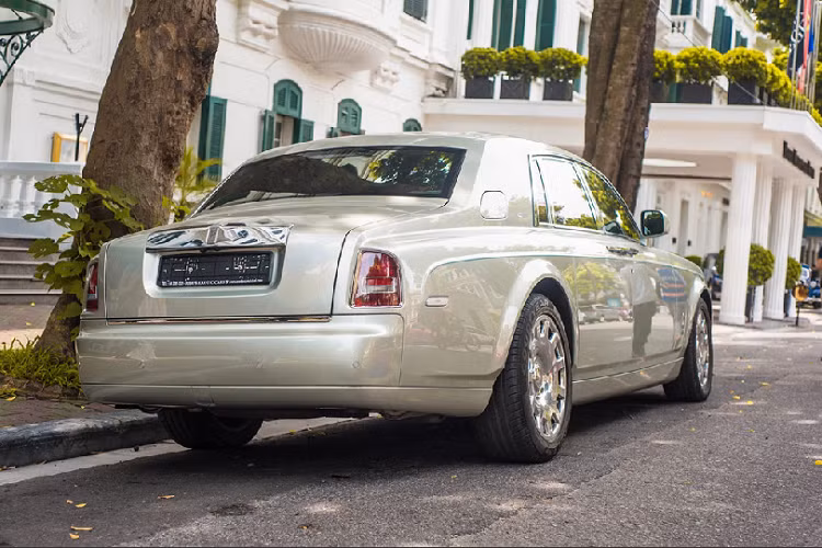 Trong bộ sưu tập này, phiên bản Rolls-Royce Phantom Hadar hàng độc về Việt Nam từ cuối năm 2018. Chiếc Phantom Hadar thuộc dạng xe đã qua sử dụng và được nhập khẩu trực tiếp từ Dubai.