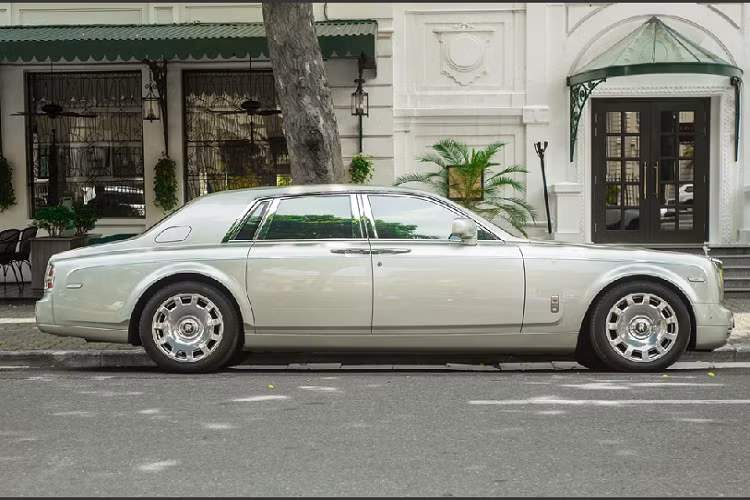 Suhail Collection là bộ sưu tập xe bespoke dành riêng cho khu vực Trung Đông, gồm 4 mẫu xe Wraith, Ghost, Phantom, Phantom Drophead Coupe.
