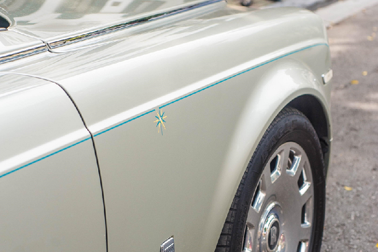 Tổng quan, xe sở hữu tone màu trắng ngọc Moonstone Pearl (màu đặc trưng của Suhail Collection), kết hợp với đường coachline màu xanh Turchese Blue và hình ảnh chòm sao Suhail ở chắn bùn trước.