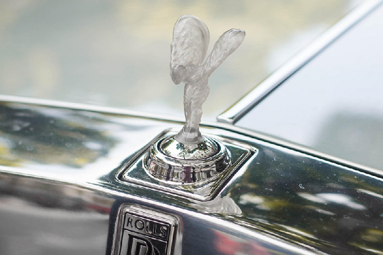 Khác với những chiếc Rolls-Royce thông thường, Phantom Hadar có biểu tượng Spirit of Ecstasy được làm bằng vật liệu polycarbonate. Loại vật liệu này tương đối rẻ tiền nhưng có thể phát sáng vào ban đêm.