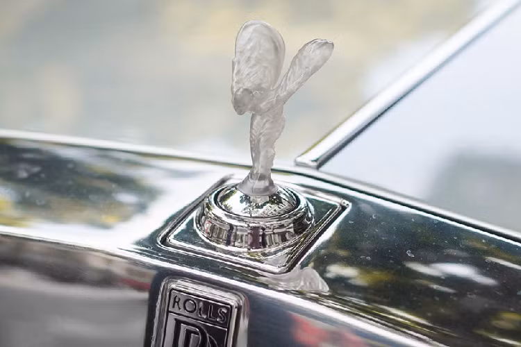 Khác với những chiếc Rolls-Royce thông thường, Phantom Hadar có biểu tượng Spirit of Ecstasy được làm bằng vật liệu polycarbonate. Loại vật liệu này tương đối rẻ tiền nhưng có thể phát sáng vào ban đêm.