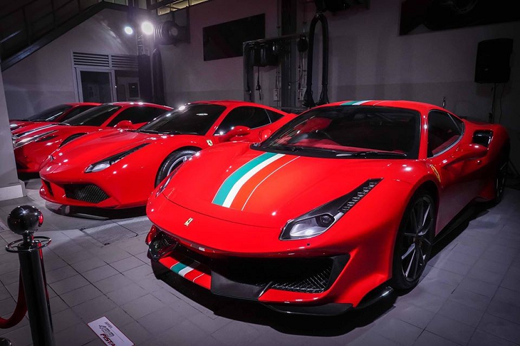 Từ trái qua là các phiên bản của Ferrari F430 và Ferrari 360