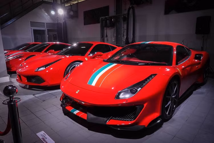 Từ trái qua là các phiên bản của Ferrari F430 và Ferrari 360