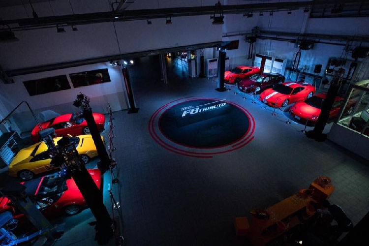 Một "rừng" siêu xe Ferrari đắt tiền của đại gia Thái đỗ bên ngoài Cavallino Motors Ferrari Thailand. Bên trong đại lý chính hãng Ferrari Thái Lan có khoảng 12 chiếc siêu xe được xếp hàng ngay ngắn