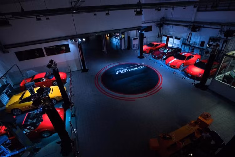 Một "rừng" siêu xe Ferrari đắt tiền của đại gia Thái đỗ bên ngoài Cavallino Motors Ferrari Thailand. Bên trong đại lý chính hãng Ferrari Thái Lan có khoảng 12 chiếc siêu xe được xếp hàng ngay ngắn