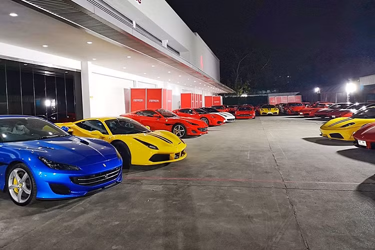 Trong số 50 chiếc siêu xe Ferrari của nhà giàu Thái Lan đậu chật kín tại khu vực bãi gửi xe của đại lý chính hãng có những chiếc "ngựa chồm" vẫn là niềm ước ao của không ít đại gia Việt như Ferrari F12tdf bản giới hạn 799 chiếc trên toàn thế giới, riêng đại gia Thái sở hữu 6 chiếc. Ferrari 812 Superfast, Ferrari Portofino hay Ferrari 488 Pista...
