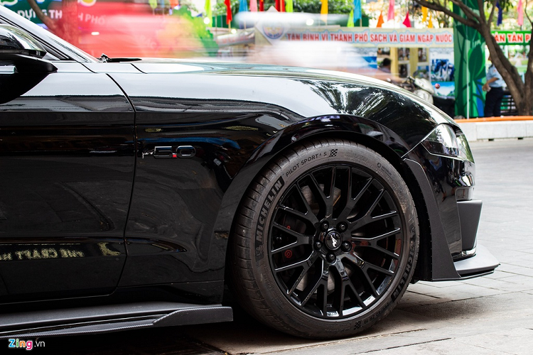 Để phân biệt với bản sử dụng động cơ Ecoboost 2.3, Mustang GT 5.0 có các chi tiết như hệ thống ống xả kép ở mỗi bên và logo 5.0 ở hai bên hốc bánh.