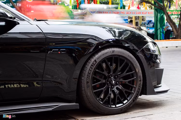 Để phân biệt với bản sử dụng động cơ Ecoboost 2.3, Mustang GT 5.0 có các chi tiết như hệ thống ống xả kép ở mỗi bên và logo 5.0 ở hai bên hốc bánh.