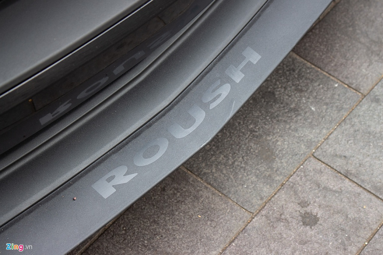 Bên cạnh đó, chiếc xe cơ bắp Mỹ còn được trang bị một số chi tiết độ bên ngoài như cánh lướt gió phía trước, viền lưới tản nhiệt, logo 5.0 và GT màu đen cùng nắp ca-pô mới.