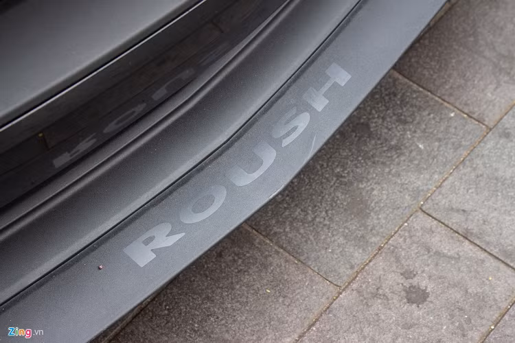 Bên cạnh đó, chiếc xe cơ bắp Mỹ còn được trang bị một số chi tiết độ bên ngoài như cánh lướt gió phía trước, viền lưới tản nhiệt, logo 5.0 và GT màu đen cùng nắp ca-pô mới.