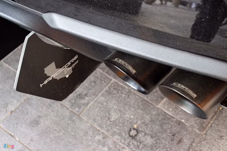 Sau một thời gian sử dụng, chủ xe đã thay hệ thống ống xả Akrapovic bằng ống xả đến từ Corsa - thương hiệu dành riêng cho các mẫu xe cơ bắp Mỹ.