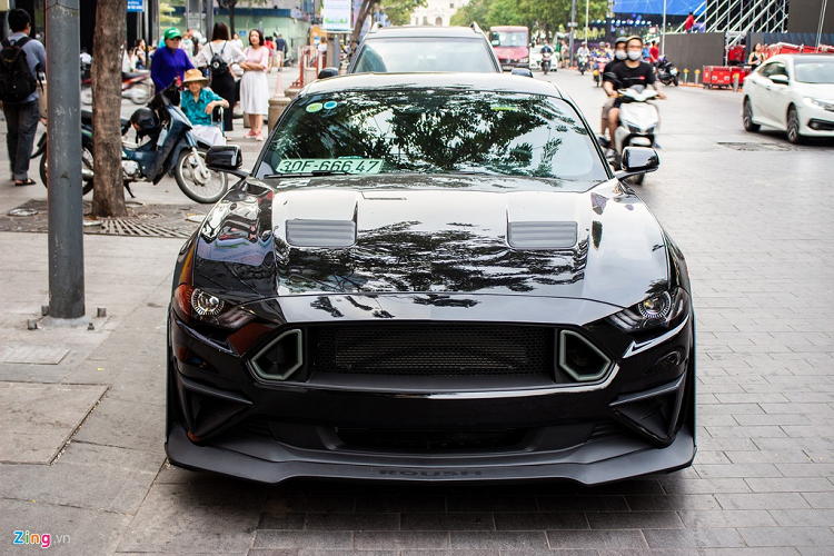 So với phiên bản trước, Mustang 2019 có phần đầu thấp hơn cũng như hệ thống đèn pha thiết kế mạnh mẽ. Phần thân xe cũng không có quá nhiều sự khác biệt so với phiên bản trước đây và được làm thấp hơn khoảng 20 mm.