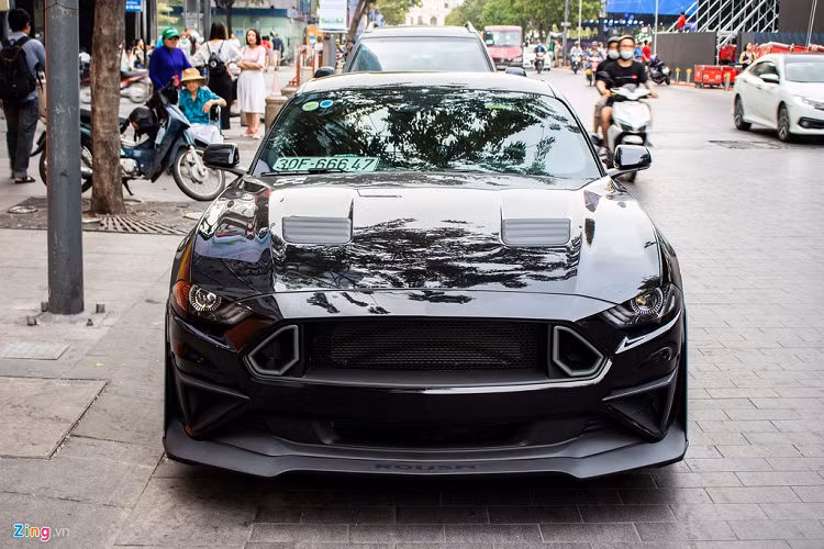 So với phiên bản trước, Mustang 2019 có phần đầu thấp hơn cũng như hệ thống đèn pha thiết kế mạnh mẽ. Phần thân xe cũng không có quá nhiều sự khác biệt so với phiên bản trước đây và được làm thấp hơn khoảng 20 mm.