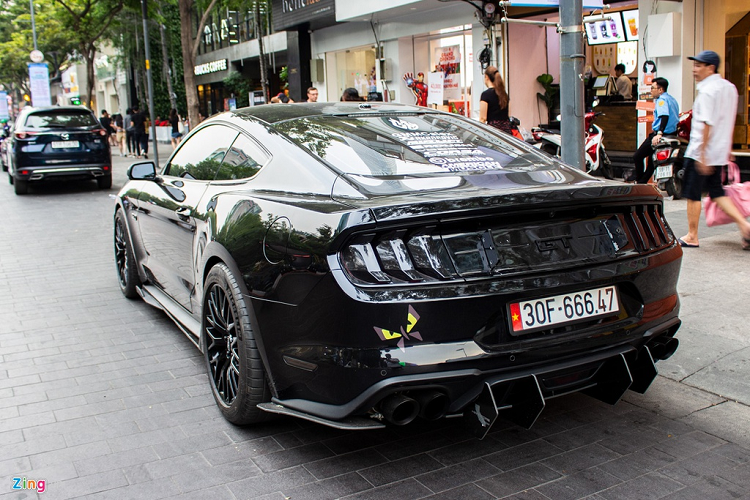 Phần lớn Mustang GT 5.0 định cư ở miền Bắc. Vừa qua, một trong số Mustang GT 5.0 đời 2019 của đại gia Hà Nội bị bắt gặp ở TP.HCM. Lai lịch của chiếc xe thể thao này cũng là điều thú vị.