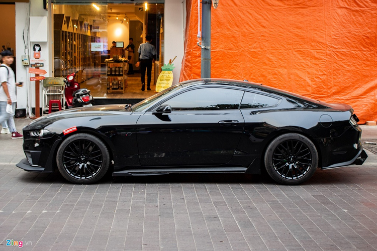 Chiếc Mustang GT 5.0 màu đen này chính là chiếc đầu tiên thuộc phiên bản 2019 cập bến Việt Nam. Ở thời điểm đó, xe có giá được đồn đoán ở mức 4 tỷ đồng.