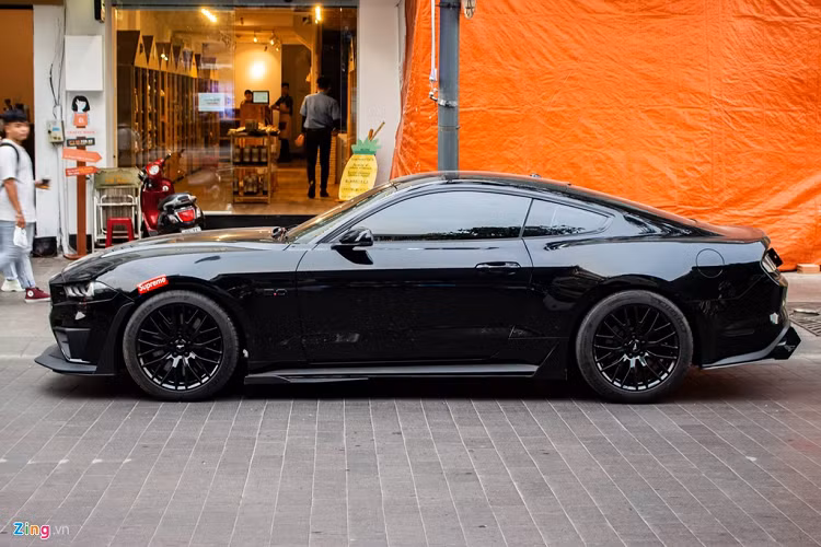 Chiếc Mustang GT 5.0 màu đen này chính là chiếc đầu tiên thuộc phiên bản 2019 cập bến Việt Nam. Ở thời điểm đó, xe có giá được đồn đoán ở mức 4 tỷ đồng.