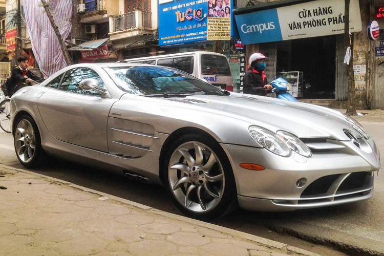 Mũi tên bạc Mercedes SLR McLaren là “đứa con chung” của hai thương hiệu xe hơi đình đám McLaren và Mercedes. Thời bầy giờ, Mercedes còn sở hữu 40% cổ phần của thương hiệu McLaren, vì vậy việc phát triển một dự án kết hợp giữa hai hãng có lẽ phần nào đơn giản hơn rất nhiều so với thời điểm hiện tại.
