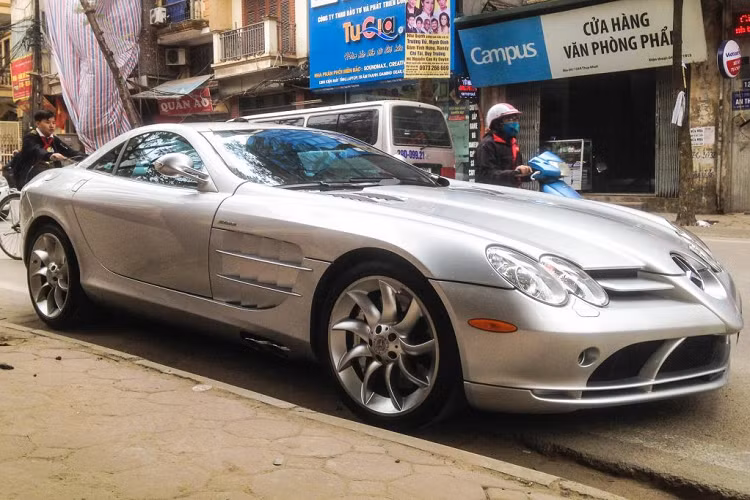 Mũi tên bạc Mercedes SLR McLaren là “đứa con chung” của hai thương hiệu xe hơi đình đám McLaren và Mercedes. Thời bầy giờ, Mercedes còn sở hữu 40% cổ phần của thương hiệu McLaren, vì vậy việc phát triển một dự án kết hợp giữa hai hãng có lẽ phần nào đơn giản hơn rất nhiều so với thời điểm hiện tại.