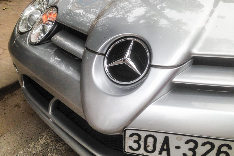 Là một chiếc xe với động cơ đặt trước, chiếc xe sở hữu phần đầu xe khá dài với kết cấu capo mở ngược, cũng như kiểu mở cửa cánh bướm quen thuộc trên những chiếc McLaren. Những chi tiết này càng làm cho chiếc xe thêm phần độc đáo, khá ấn tượng và khác biệt so với những mẫu xe cùng thời.