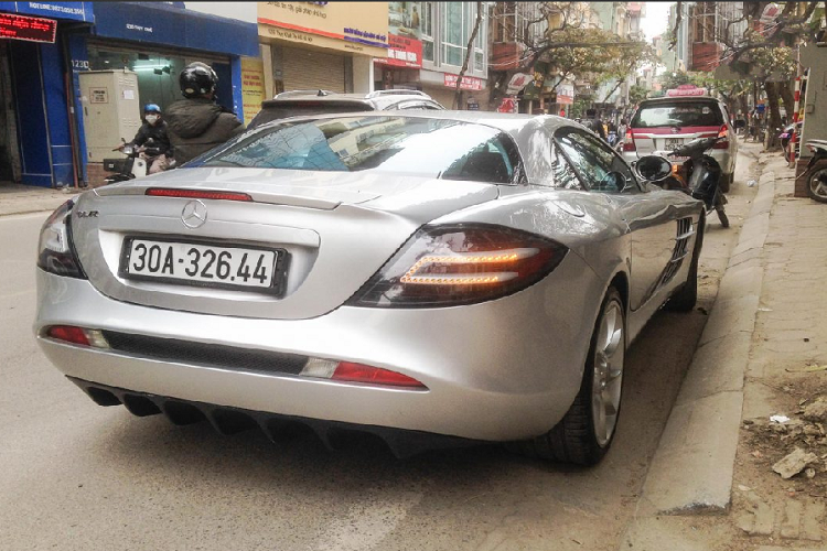 Với màu sắc bạc đơn giản, những đường nét của xe trở nên nổi bật. Kết hợp với thiết kế mềm mại của xe chính là bộ mâm đa chấu đặc trưng đã gắn liền với cái tên SLR McLaren từ bấy lâu nay. Hai bên ống xả của chiếc xe được trang bị ở hai bên thân xe thay vì ở phần sau xe như những chiếc siêu xe thông thường.