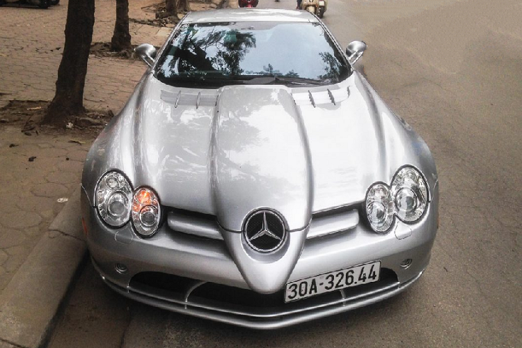 Mercedes SLR McLaren chính thức được sản xuất và bán ra vào năm 2003 và kết thúc dây chuyền vào năm 2010. Trong vòng đời 7 năm của mình, đã có 2,157 chiếc xe được bán ra ở hai phiên bản coupe và roadster. Chiếc xe được lấy cảm hứng từ mẫu xe đua Mercedes 300SLR từ thế kỉ trước với màu sắc bạc truyền thống đã gắn bó với thương hiệu Mercedes từ bấy lâu nay.