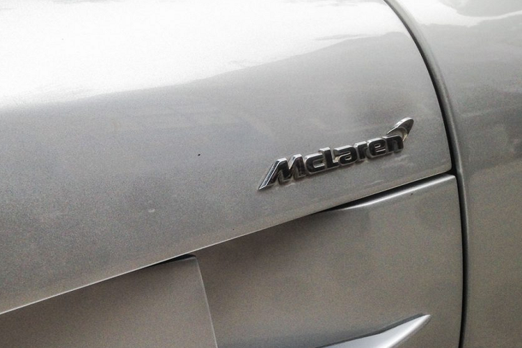 Từ phiên bản cơ sở, Mercedes và Mclaren đã phát triển thêm những bản nâng cấp trong vòng đời của chiếc xe này, điển hình như Mercedes SLR McLaren Roadster, series “722 Edition”. Đặc biệt hơn nữa, trước khi SLR bị khai tử, thương hiệu này đã cho ra mắt phiên bản Speedster độc đáo với chỉ 75 chiếc được sản xuất mang tên “Stirling Moss”.