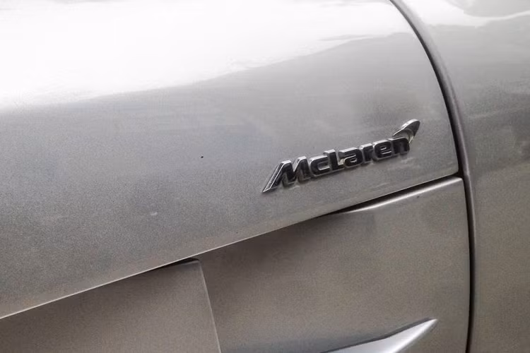 Từ phiên bản cơ sở, Mercedes và Mclaren đã phát triển thêm những bản nâng cấp trong vòng đời của chiếc xe này, điển hình như Mercedes SLR McLaren Roadster, series “722 Edition”. Đặc biệt hơn nữa, trước khi SLR bị khai tử, thương hiệu này đã cho ra mắt phiên bản Speedster độc đáo với chỉ 75 chiếc được sản xuất mang tên “Stirling Moss”.