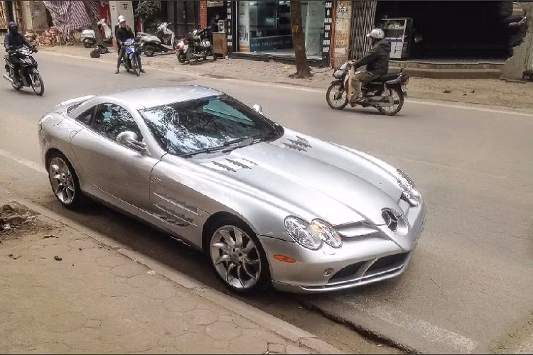 Do những quy định nghiêm ngặt về việc nhập khẩu xe đã qua sử dụng, giờ đây những chiếc siêu xe Mercedes SLR McLaren ở nước ngoài gần như không còn cơ hội để được nhập khẩu và lưu hành trên đường phố Việt Nam. Cũng vì vậy mà chiếc Mercedes SLR McLaren màu bạc này luôn luôn được săn đón, là một tâm điểm chú ý của cánh săn ảnh siêu xe tại Việt Nam cũng như là niềm mơ ước lớn đối với những người chơi xe.