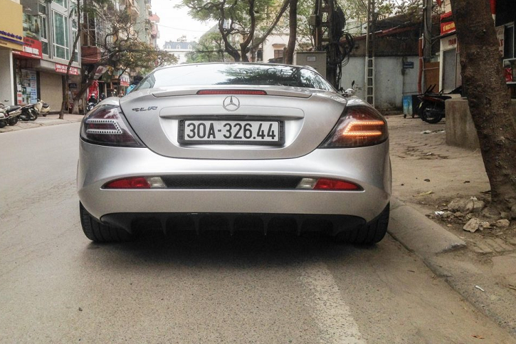 Với tên gọi SLR (tức là Sport Light Racing), mẫu xe này được các chuyên gia nghiên cứu và quyết định trang bị cấu trúc nhựa gia cố sợ carbon nhằm hướng tới cắt giảm trọng lượng của chiếc xe để nâng cao hiệu quả trong việc vận hành. Nhờ sử dụng vật liệu này, cân nặng của chiếc xe nằm ở con số 1,750kg.